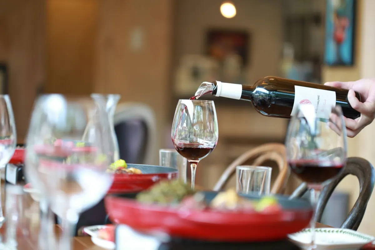 Comment choisir le vin rouge idéal pour accompagner un cassoulet toulousain ?
