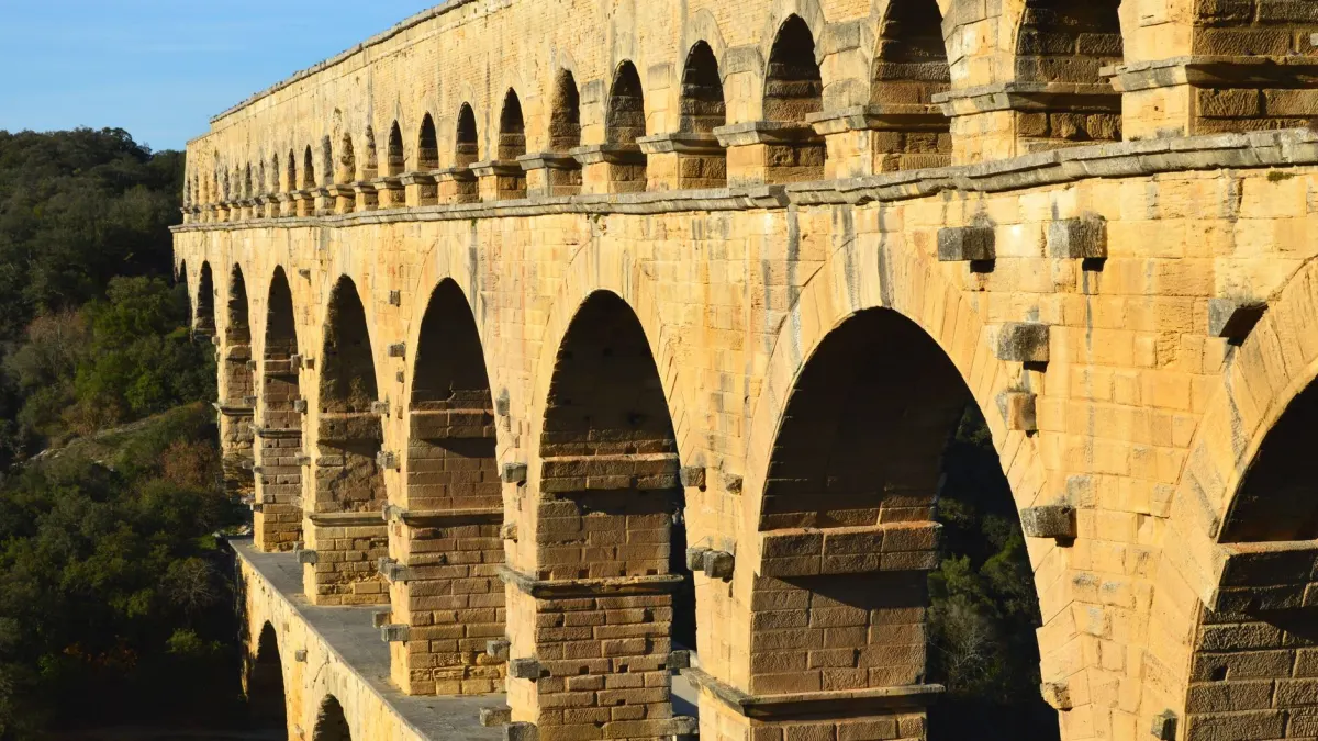 Visiter le Pont du Gard sans frais : astuces et horaires 2026